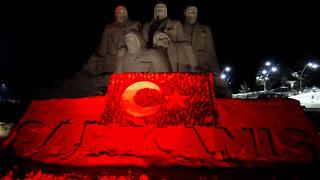 Son dakika: Kars'ta, Sarıkamış şehitleri anısına yapılan kardan heykeller ışıklandırıldı