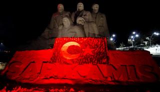 Kars'ta, Sarıkamış şehitleri anısına yapılan kardan heykeller ışıklandırıldı