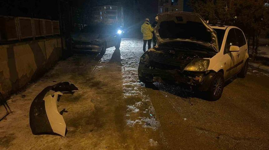 Karaman&rsquo;da park halindeki 2 araca &ccedil;arpan otomobilin s&uuml;r&uuml;c&uuml;s&uuml; kaza yerini terk etti