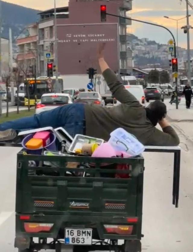 Motosikletin arkasında yatarak tehlikeli yolculuk 1