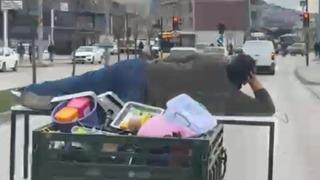 Motosikletin arkasında yatarak tehlikeli yolculuk