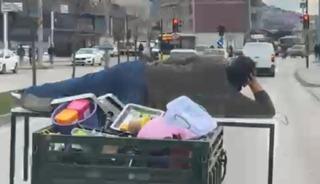 Motosikletin arkasında yatarak tehlikeli yolculuk