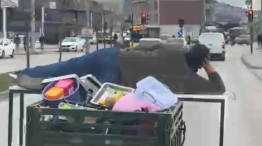 Motosikletin arkasında yatarak tehlikeli yolculuk