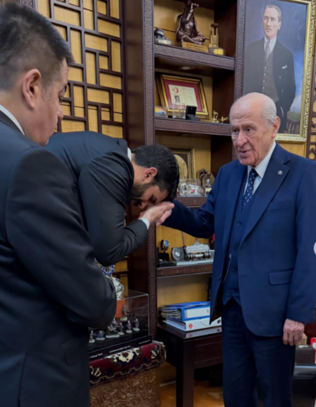 Kısmetse Olur programıyla tanınmıştı: MHP Lideri Bah&ccedil;eli ye takım elbise dikecek 3