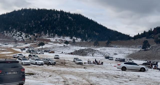 Torosların zirveleri beyaza b&uuml;r&uuml;nd&uuml;, Antalyalılar kar keyfini doyasıya yaşadı 10