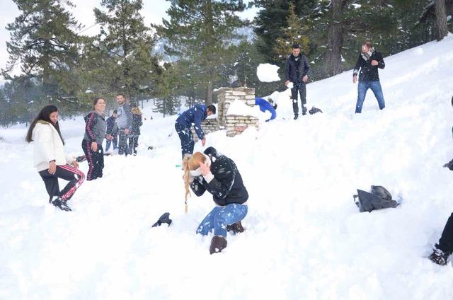 Torosların zirveleri beyaza b&uuml;r&uuml;nd&uuml;, Antalyalılar kar keyfini doyasıya yaşadı 8