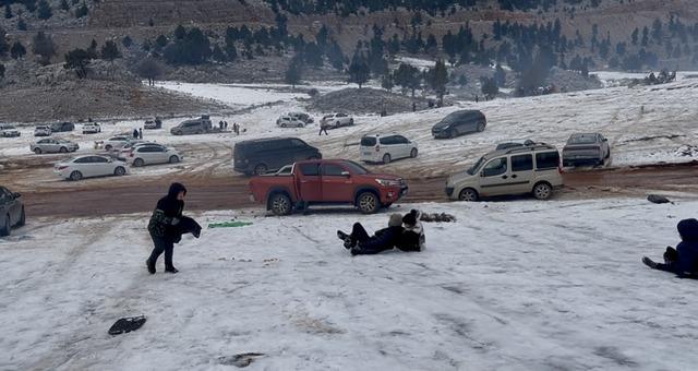 Torosların zirveleri beyaza b&uuml;r&uuml;nd&uuml;, Antalyalılar kar keyfini doyasıya yaşadı 6