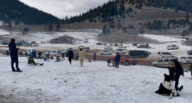 Torosların zirveleri beyaza b&uuml;r&uuml;nd&uuml;, Antalyalılar kar keyfini doyasıya yaşadı 5