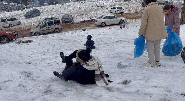 Torosların zirveleri beyaza b&uuml;r&uuml;nd&uuml;, Antalyalılar kar keyfini doyasıya yaşadı 3