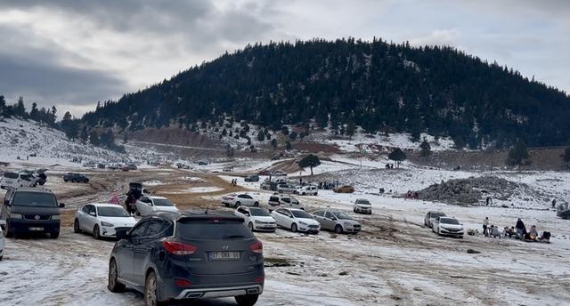 Torosların zirveleri beyaza b&uuml;r&uuml;nd&uuml;, Antalyalılar kar keyfini doyasıya yaşadı 1