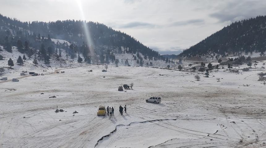 Torosların zirveleri beyaza b&uuml;r&uuml;nd&uuml;, Antalyalılar kar keyfini doyasıya yaşadı