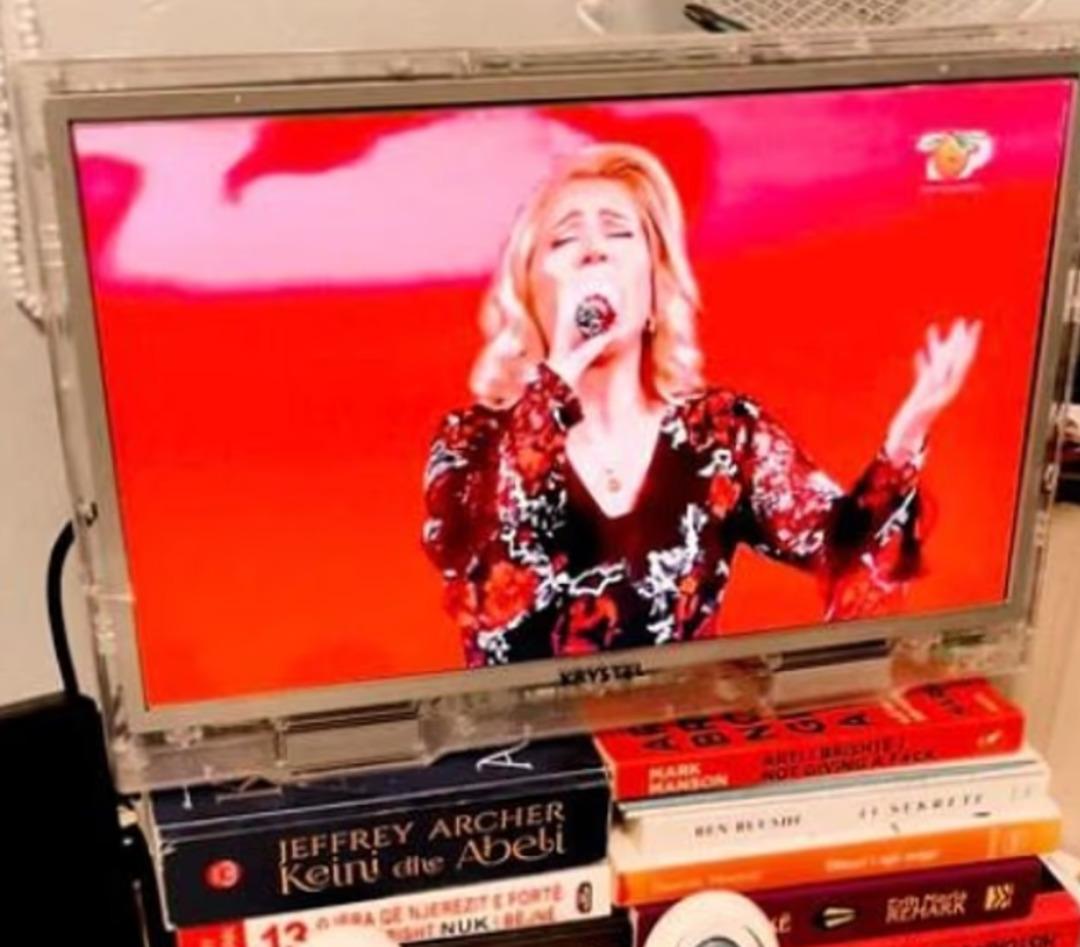 Gardiyanlar bile engel olamıyor: Cezaevinde canlı yayın a&ccedil;ıp bağış topluyor! 4