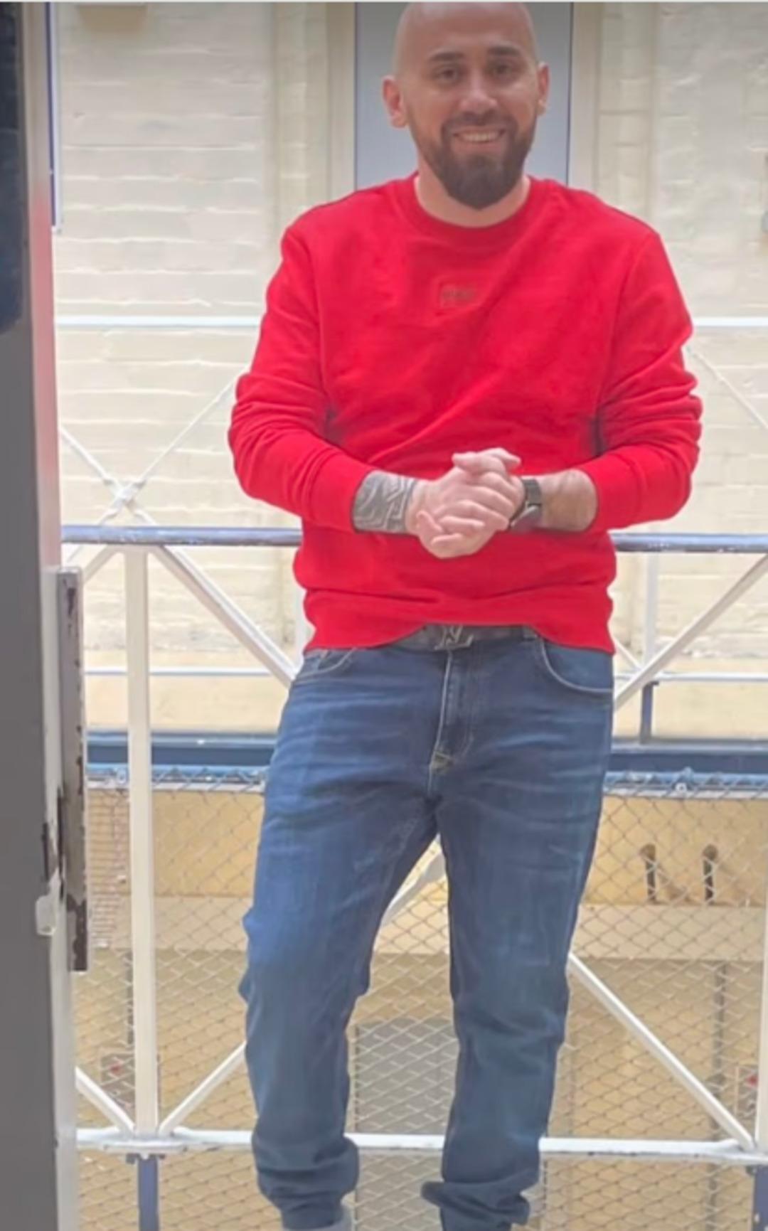 Gardiyanlar bile engel olamıyor: Cezaevinde canlı yayın a&ccedil;ıp bağış topluyor! 1