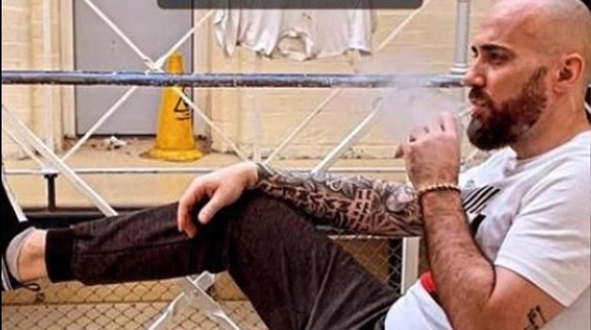 Gardiyanlar bile engel olamıyor: Cezaevinde canlı yayın a&ccedil;ıp bağış topluyor!