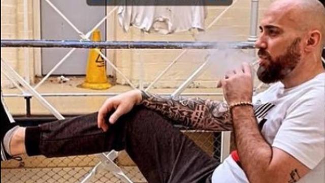 Gardiyanlar bile engel olamıyor: Cezaevinde canlı yayın açıp bağış topluyor!