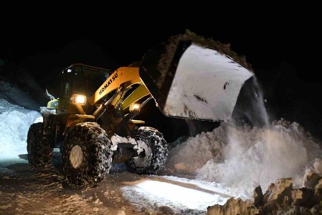 Beyt&uuml;şşebap&rsquo;ta kar kalınlığı 2 metreyi buldu 3