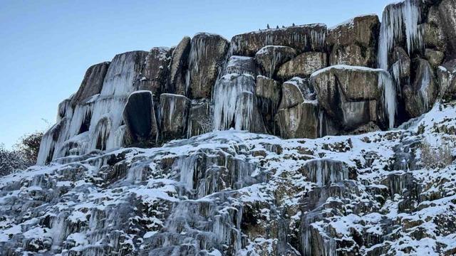 Tokat&rsquo;ta buz tutan şelalede kartpostallık g&ouml;r&uuml;nt&uuml;ler oluştu 6