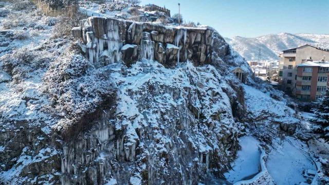 Tokat&rsquo;ta buz tutan şelalede kartpostallık g&ouml;r&uuml;nt&uuml;ler oluştu 5