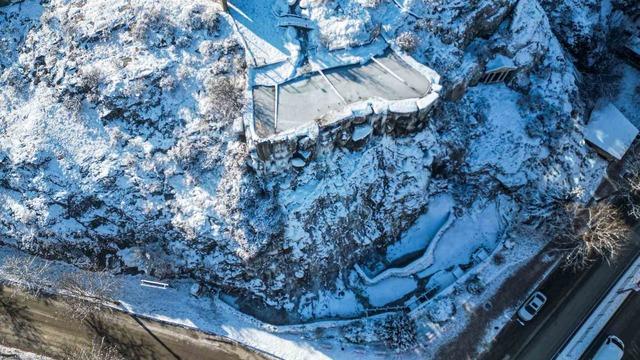 Tokat&rsquo;ta buz tutan şelalede kartpostallık g&ouml;r&uuml;nt&uuml;ler oluştu 2