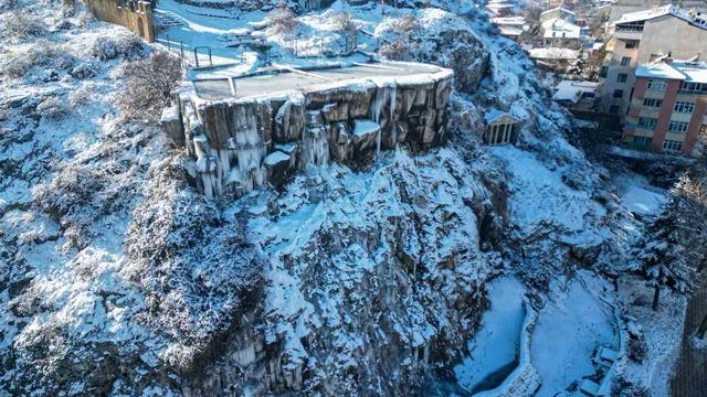 Tokat&rsquo;ta buz tutan şelalede kartpostallık g&ouml;r&uuml;nt&uuml;ler oluştu 1