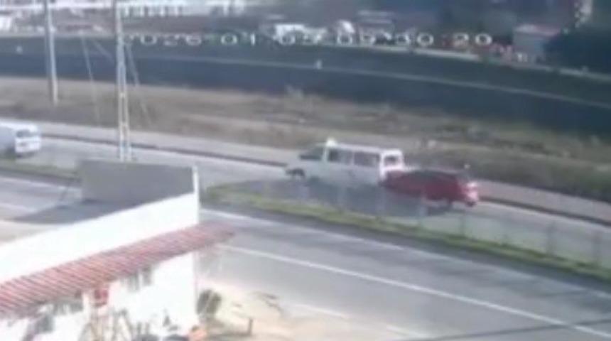 Trabzon&rsquo;da yolcu indiren dolmuşa arkadan gelen otomobil &ccedil;arptı: 3 yaralı