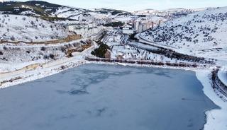 Yozgat'ta kar yağışının ardından soğuk hava etkili oldu, g&ouml;letler dondu