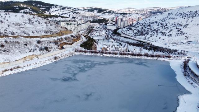 Yozgat'ta kar yağışının ardından soğuk hava etkili oldu, göletler dondu