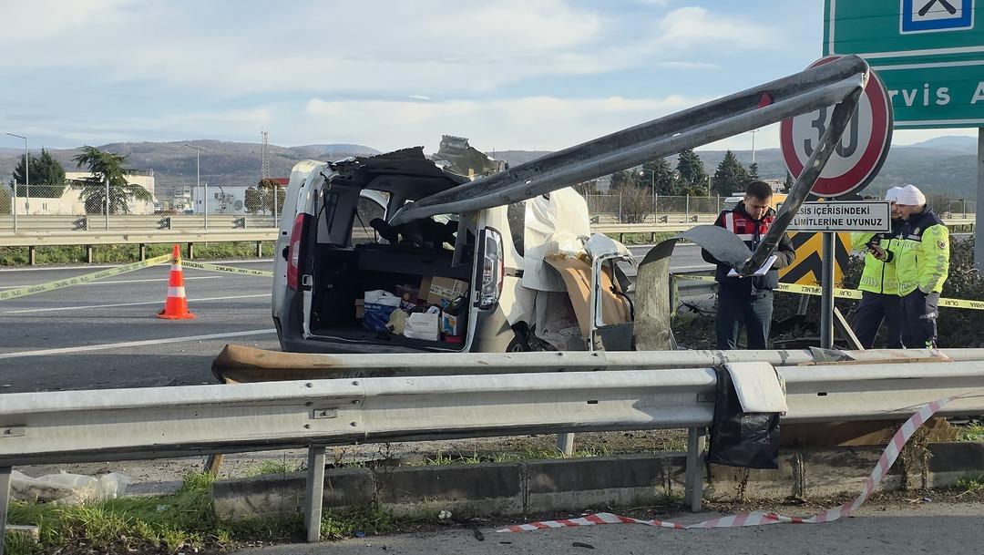 TEM de feci kaza kamerada: Bariyerlere ok gibi saplandı! 2 kişi hayatını kaybetti 4