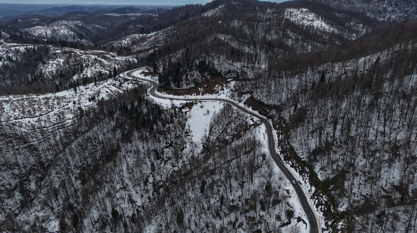 Karla kaplanan 900 rakımlı &Ccedil;am Dağı, kartpostallık g&ouml;r&uuml;nt&uuml;ler sundu