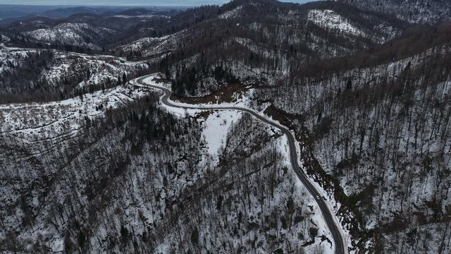 Karla kaplanan 900 rakımlı Çam Dağı, kartpostallık görüntüler sundu
