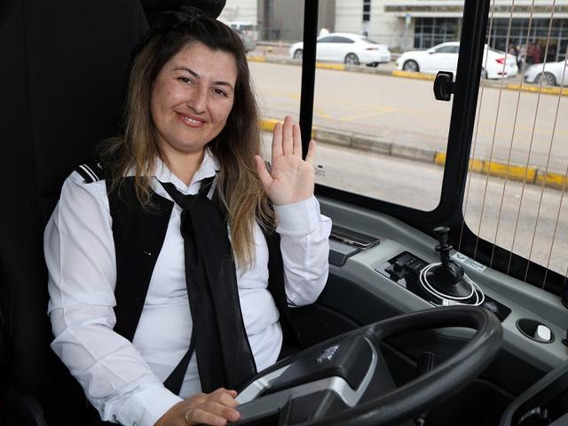 &Ouml;ğretmenliği bıraktı, otob&uuml;s şof&ouml;rl&uuml;ğ&uuml;ne ge&ccedil;ti