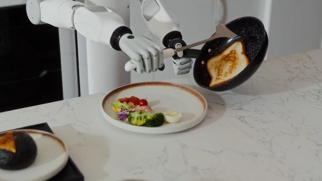 Ev işlerini devralmaya aday insansı robot: &Ccedil;amaşır yıkayıp kahvaltı bile hazırlıyor 1