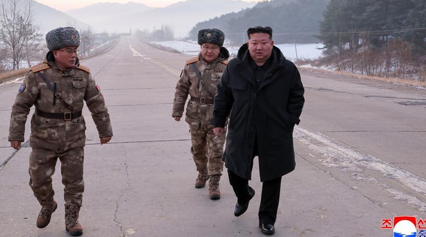 T&uuml;m d&uuml;nya Amerika'yı konuşurken... Kim Jong-un emri verdi, hipersonik f&uuml;ze ateşlendi