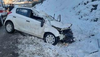 Kayan otomobil, yol kenarındaki araca &ccedil;arptı