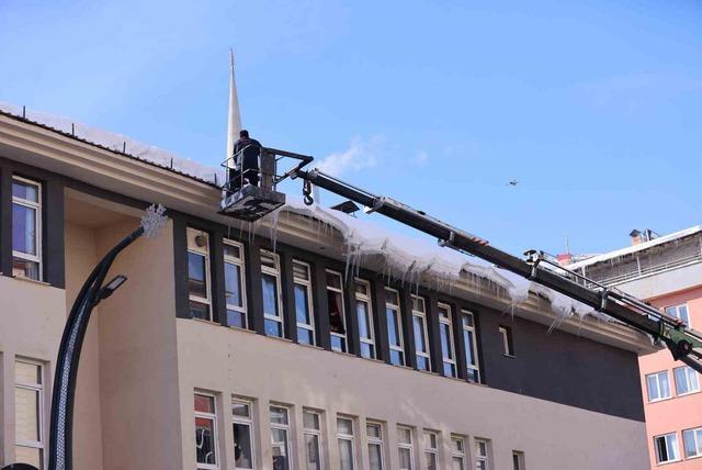 Bingöl’de buz sarkıtları itfaiye ekiplerince temizlendi 2