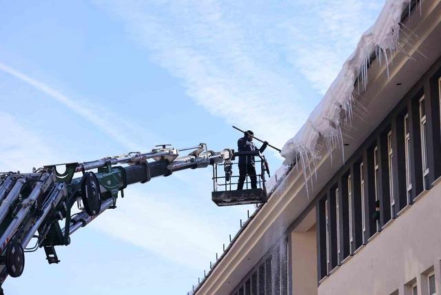 Bingöl’de buz sarkıtları itfaiye ekiplerince temizlendi 3