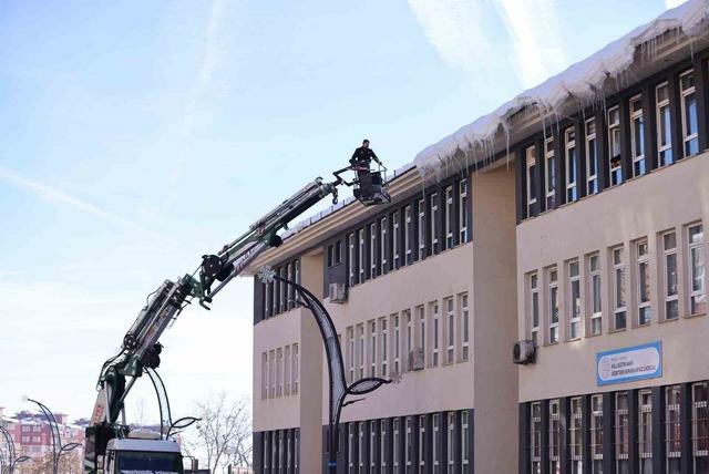 Bingöl’de buz sarkıtları itfaiye ekiplerince temizlendi 4
