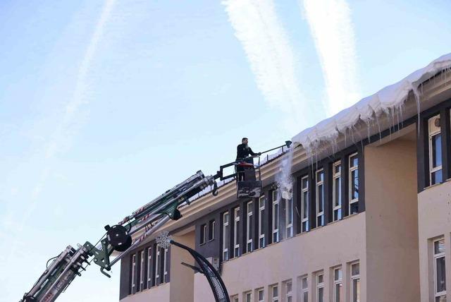 Bingöl’de buz sarkıtları itfaiye ekiplerince temizlendi 5