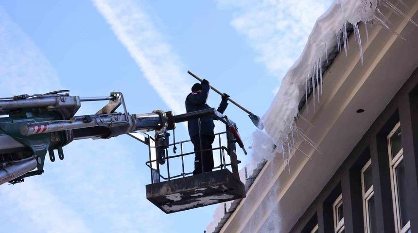 Bing&ouml;l&rsquo;de buz sarkıtları itfaiye ekiplerince temizlendi