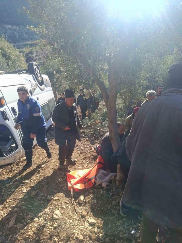 &Ouml;ğrenci servisi zeytinliğe u&ccedil;tu: 5 yaralı 2