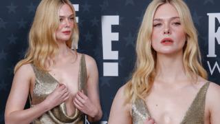 Elle Fanning derin dekoltesiyle zor anlar yaşadı! Neredeyse açılıyordu