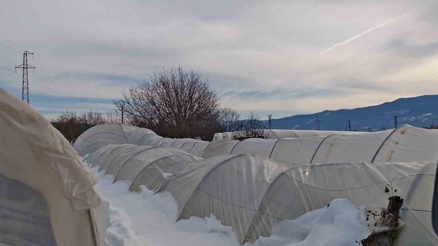 Yoğun kar &ccedil;ok sayıda serayı yıktı 1