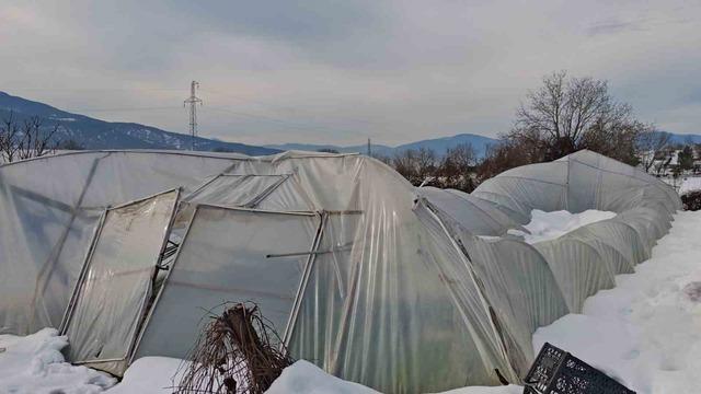 Yoğun kar &ccedil;ok sayıda serayı yıktı 2