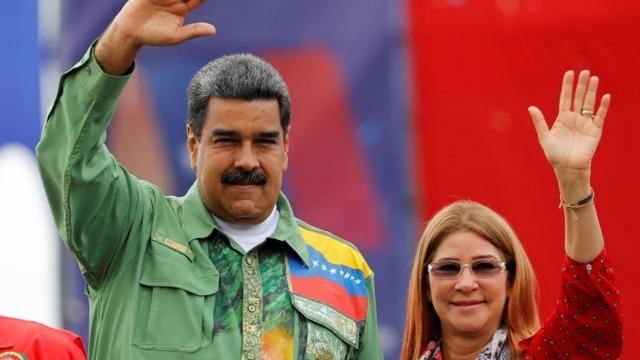 Maduro ve eşi yargılanmak &uuml;zere mahkemeye g&ouml;t&uuml;r&uuml;l&uuml;yor
