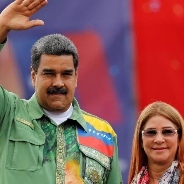 Maduro ve eşi yargılanmak &uuml;zere mahkemeye g&ouml;t&uuml;r&uuml;l&uuml;yor