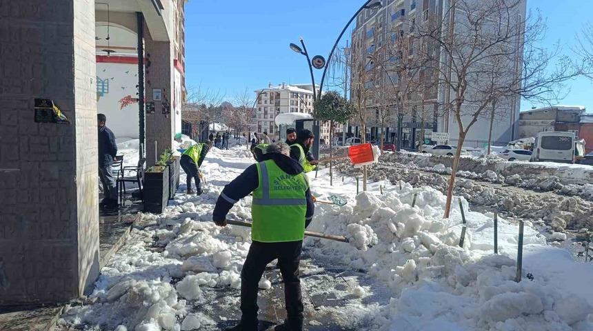 Şırnak&rsquo;ta kar seferberliği: Kaldırımlar k&uuml;reklerle temizlendi