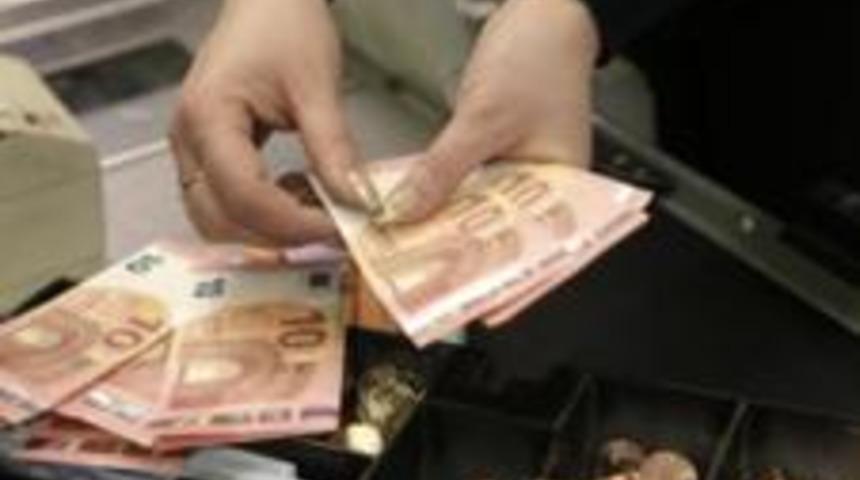 Euro, dolar karşısında 9 yılın en düşüğünü gördü
