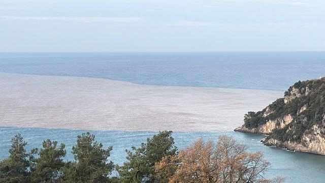 Bartın'da eriyen kar suyu denize aktı: Rengi tamamen değişti!