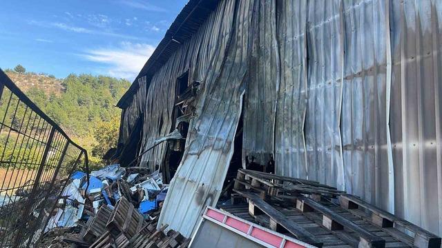 Alanya&rsquo;da klima deposundaki yangının boyutu g&uuml;n aydınlanınca ortaya &ccedil;ıktı 6