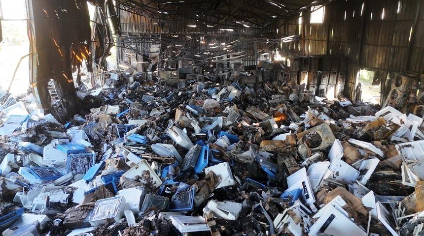 Alanya&rsquo;da klima deposundaki yangının boyutu g&uuml;n aydınlanınca ortaya &ccedil;ıktı
